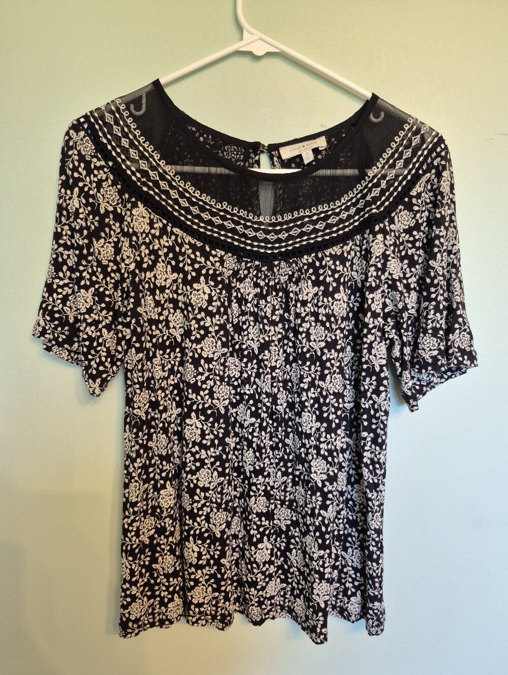 Lucky Brand Women's Feminine Black Floral Embroidered Shirt Size Small - Picture 2 of 6